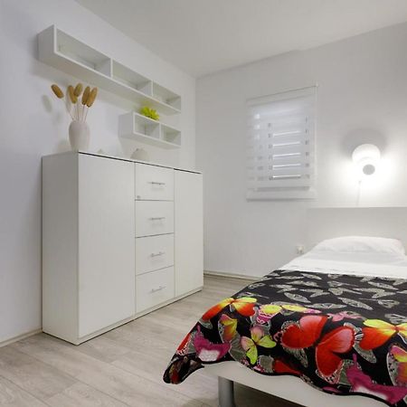 Apartman Laura 크르크 외부 사진