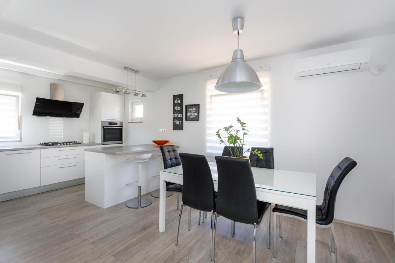 Apartman Laura 크르크 외부 사진
